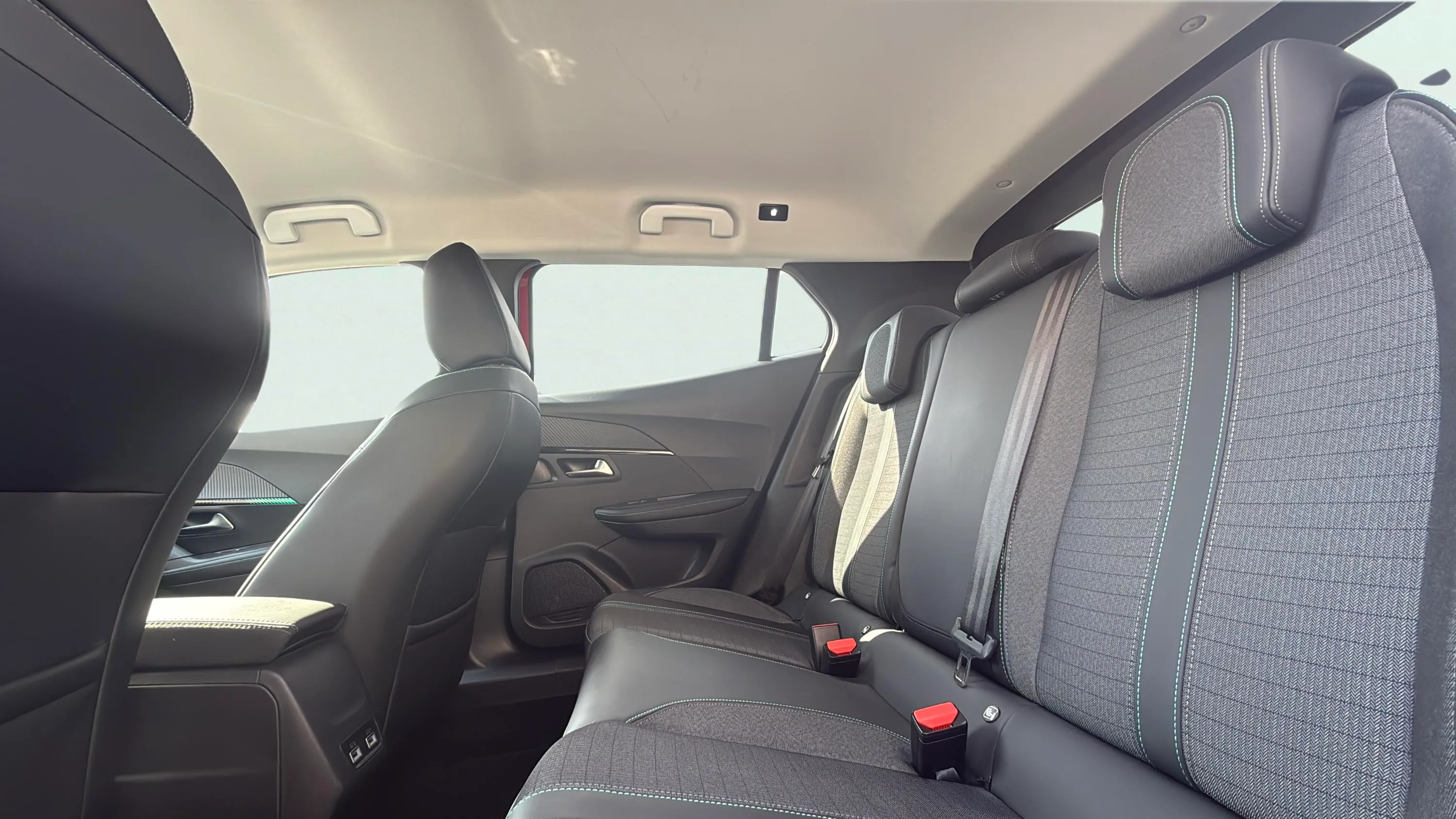 Peugeot 2008 Allure PureTech 100 BVM6 - foto 16