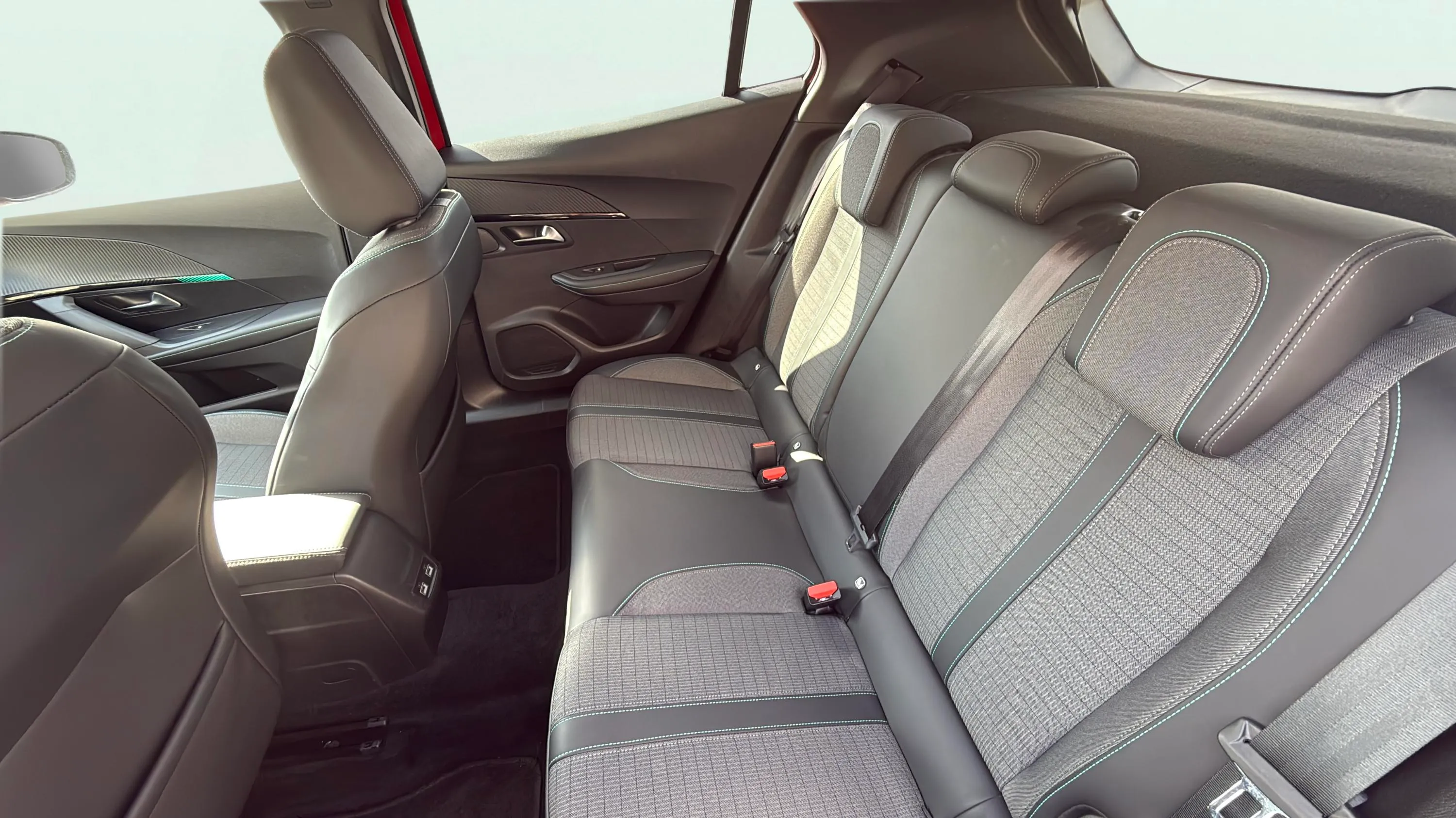 Peugeot 2008 Allure PureTech 100 BVM6 - foto 15