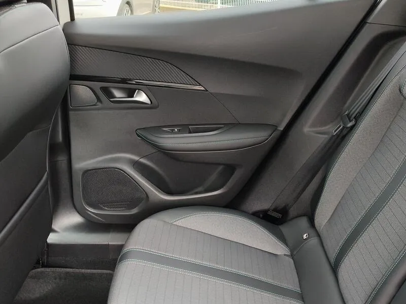 Peugeot 2008 Allure Pack BlueHDi (AC) - foto 31