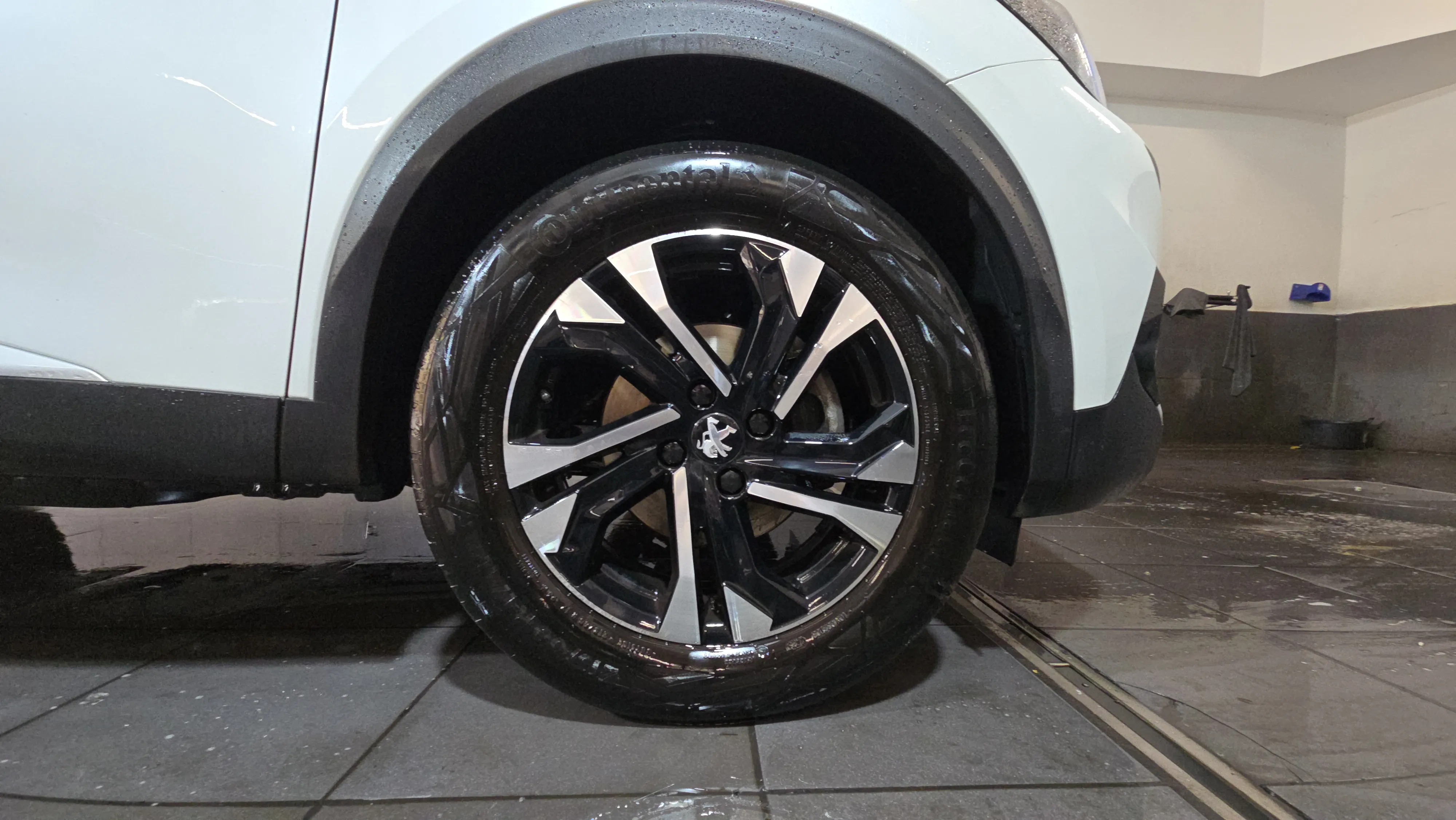 Peugeot 2008 Allure Pack PureTech 100 BVM6 - foto 25