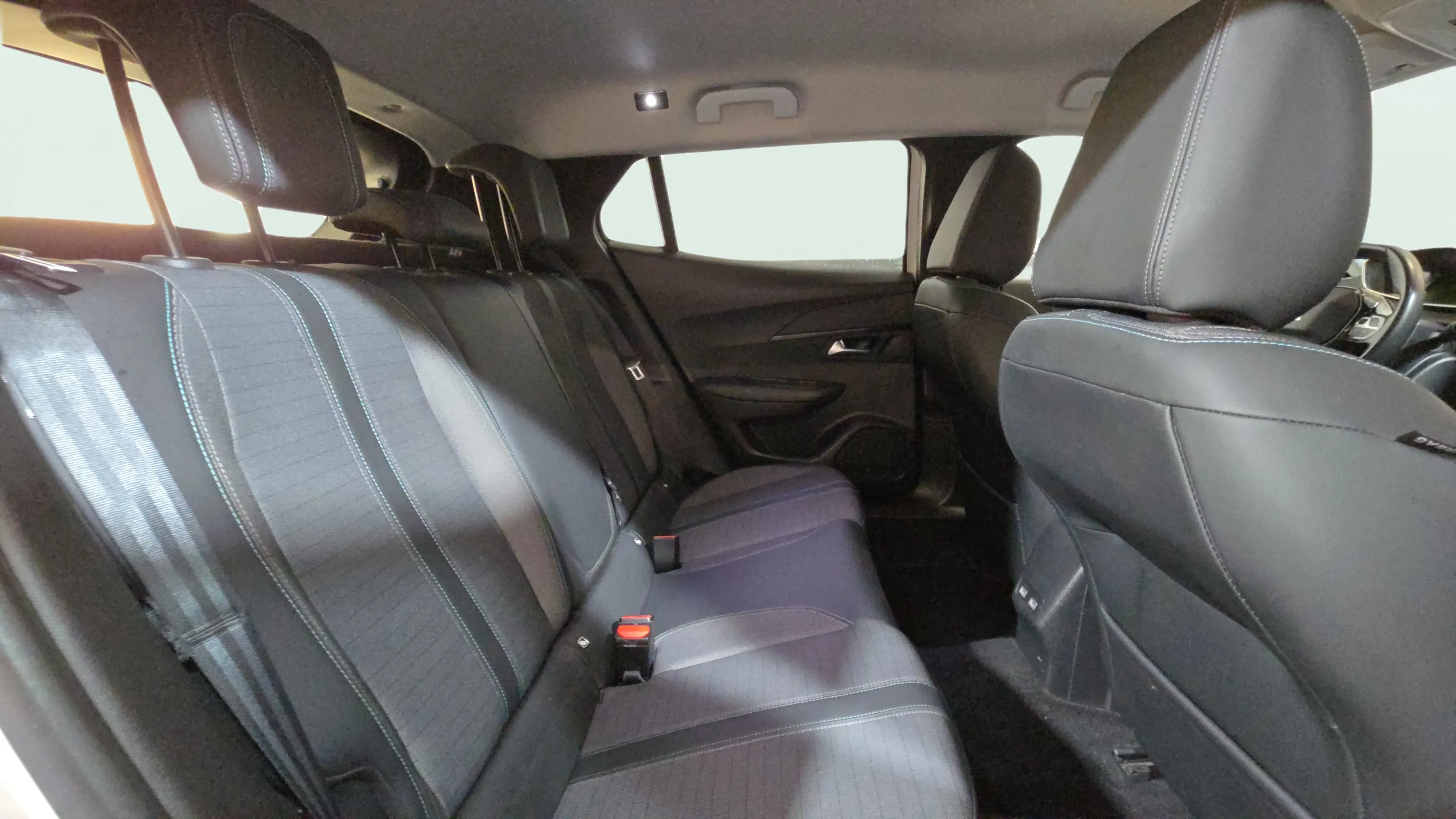 Peugeot 2008 Allure Pack PureTech 100 BVM6 - foto 20