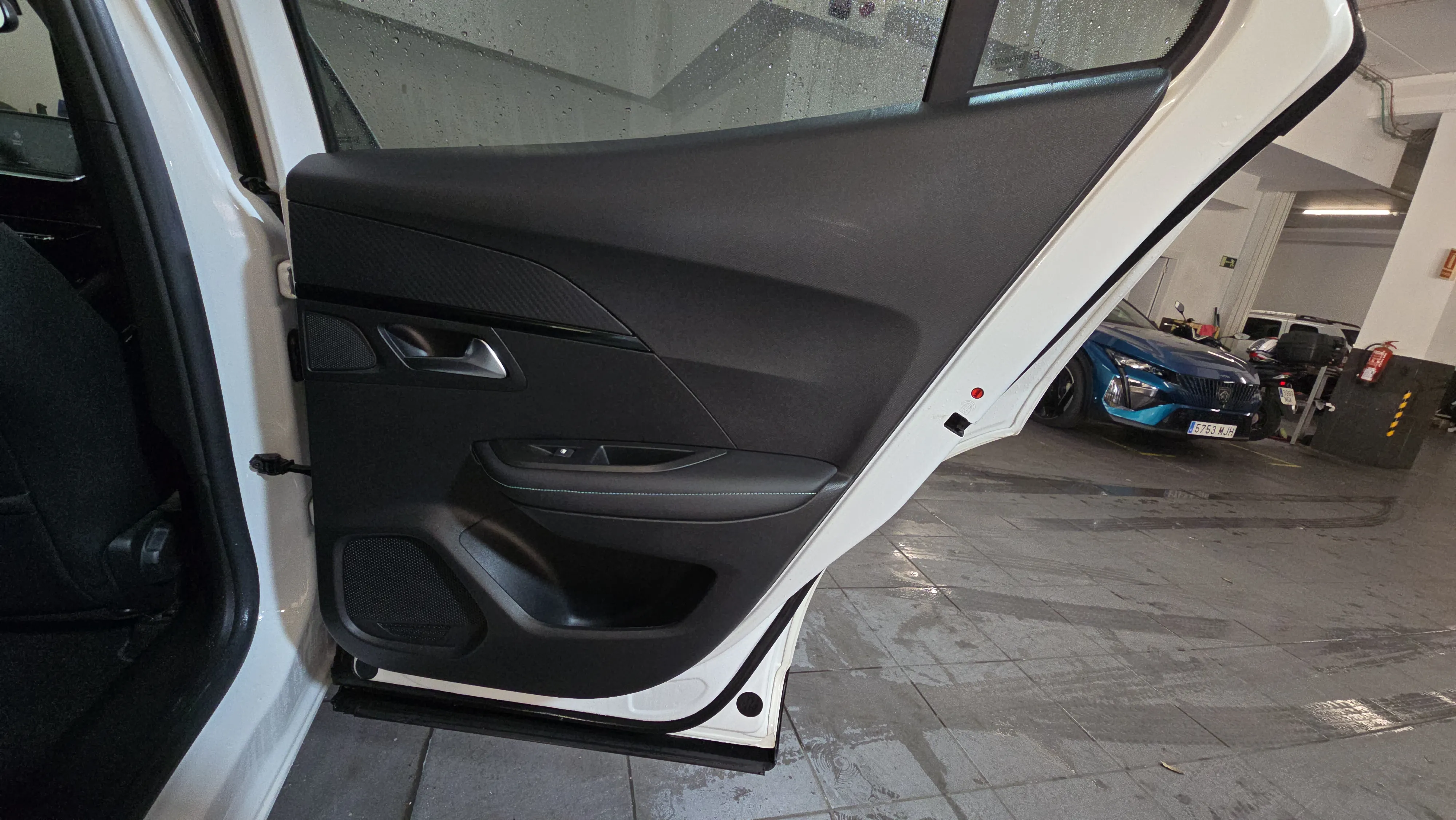 Peugeot 2008 Allure Pack PureTech 100 BVM6 - foto 19