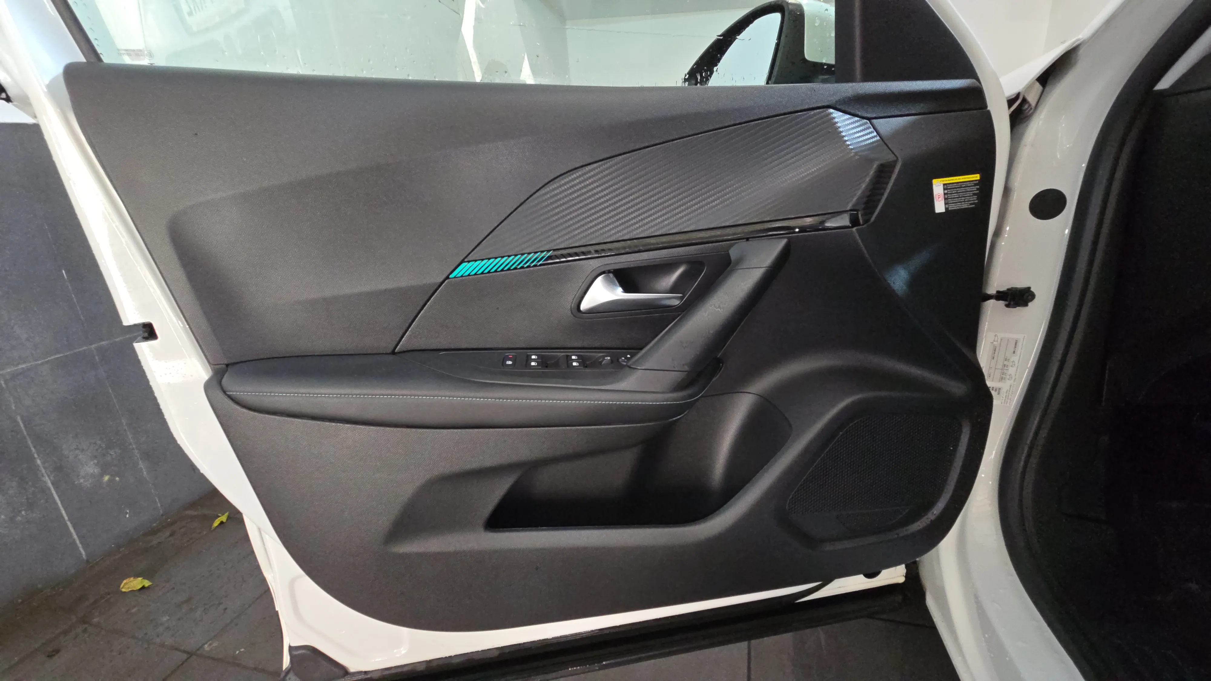 Peugeot 2008 Allure Pack PureTech 100 BVM6 - foto 17