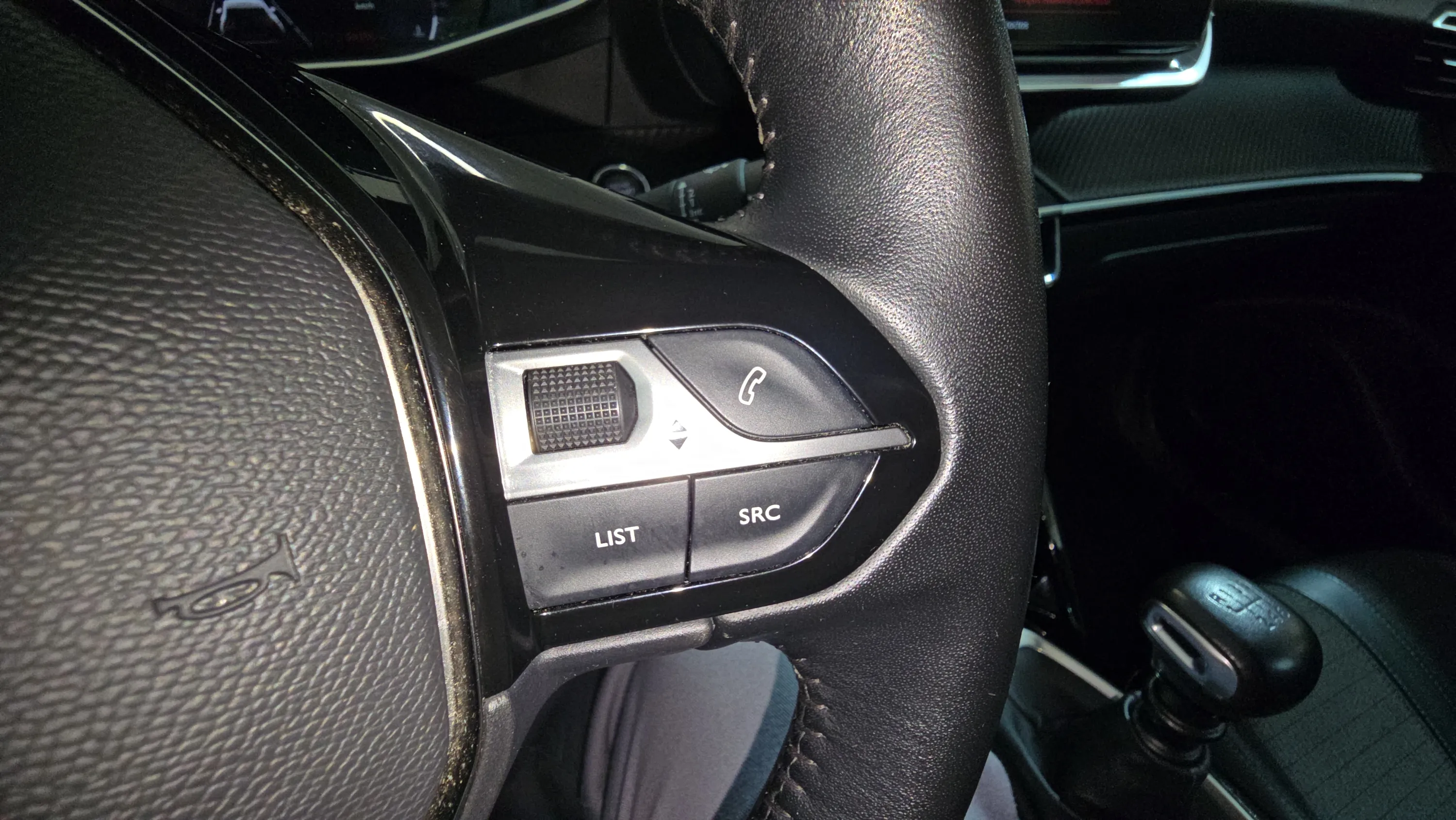 Peugeot 2008 Allure Pack PureTech 100 BVM6 - foto 14