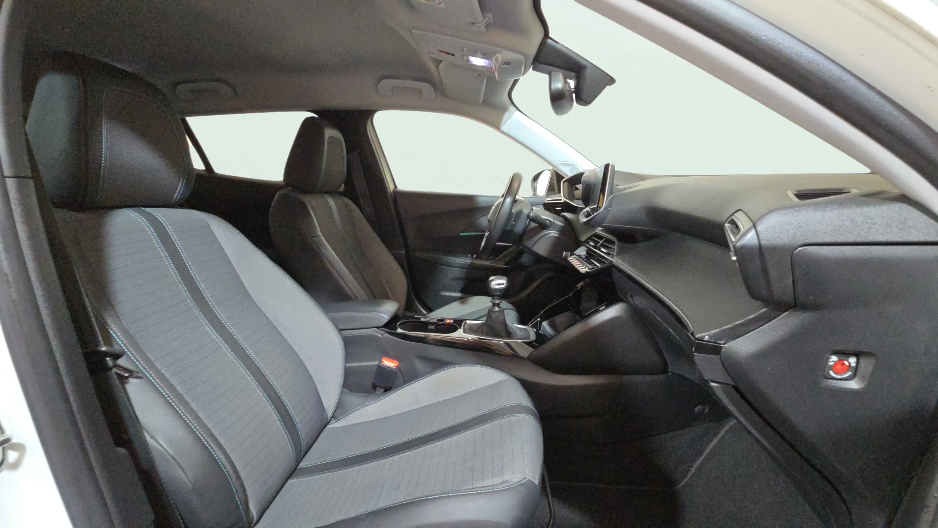 Peugeot 2008 Allure Pack PureTech 100 BVM6 - foto 18
