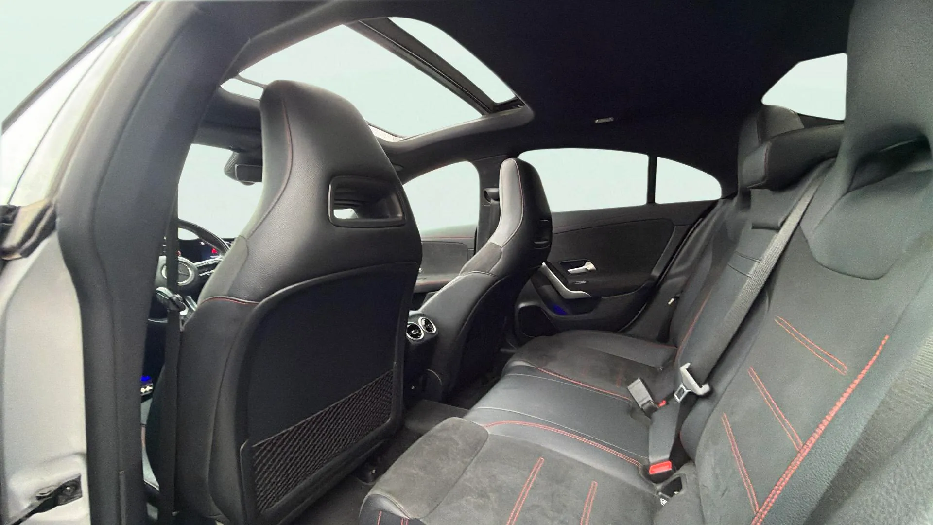 Mercedes-Benz CLA 200 D DCT - foto 38