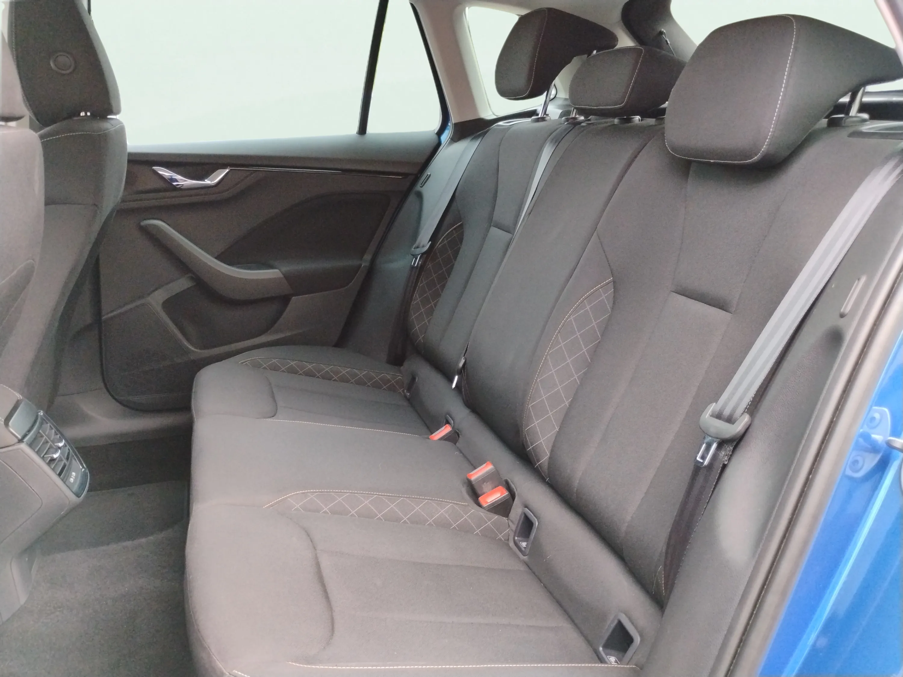 Škoda Kamiq 1.0 TSI DSG Ambition - foto 24