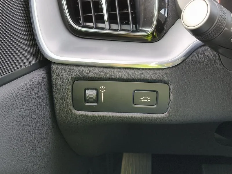 Volvo XC60 2.0 B4 G Momentum Pro - foto 28