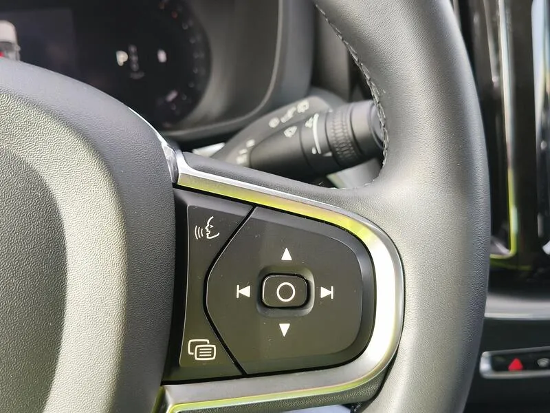 Volvo XC60 2.0 B4 G Momentum Pro - foto 24