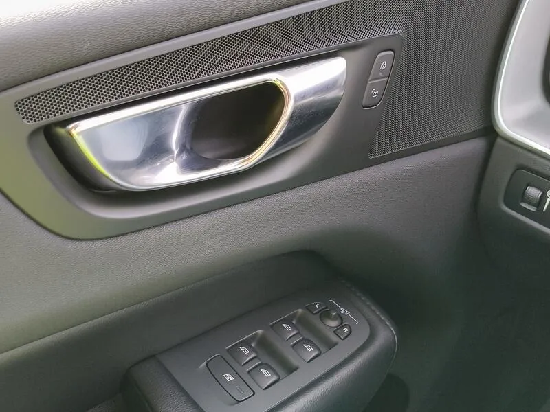 Volvo XC60 2.0 B4 G Momentum Pro - foto 29