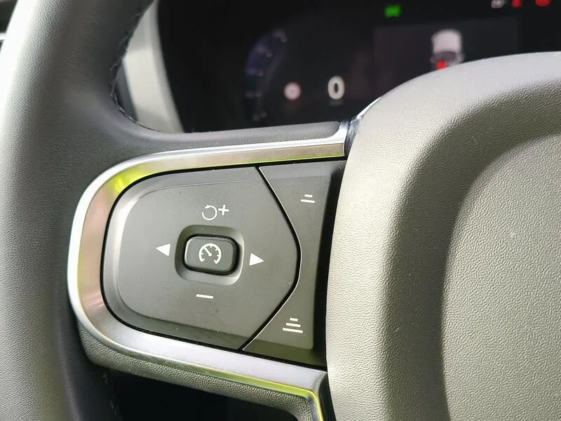 Volvo XC60 2.0 B4 G Momentum Pro - foto 26