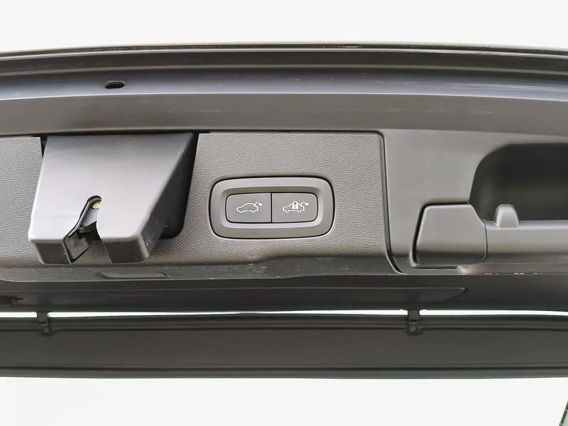 Volvo XC60 2.0 B4 G Momentum Pro - foto 40