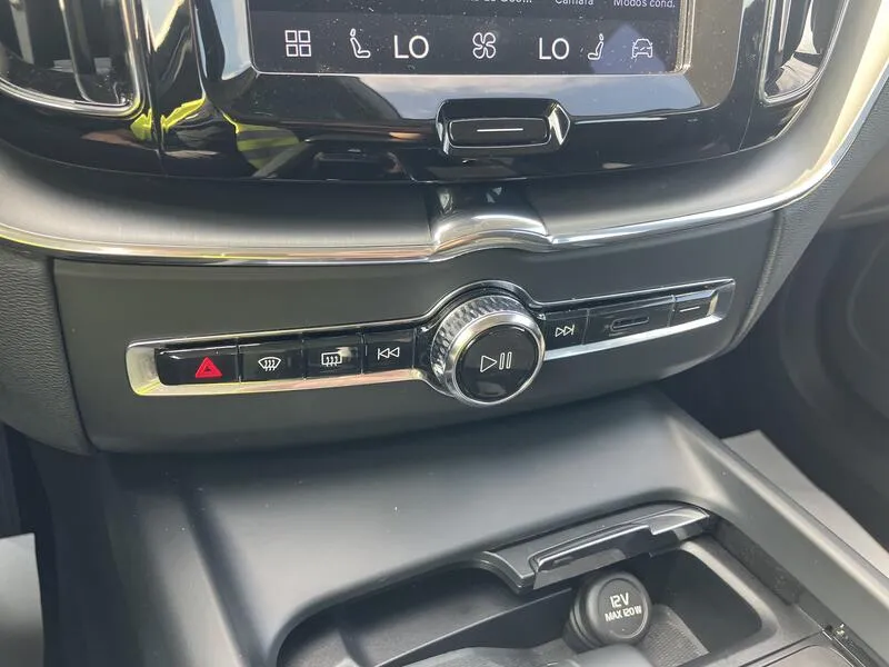 Volvo XC60 2.0 B4 D Core - foto 35