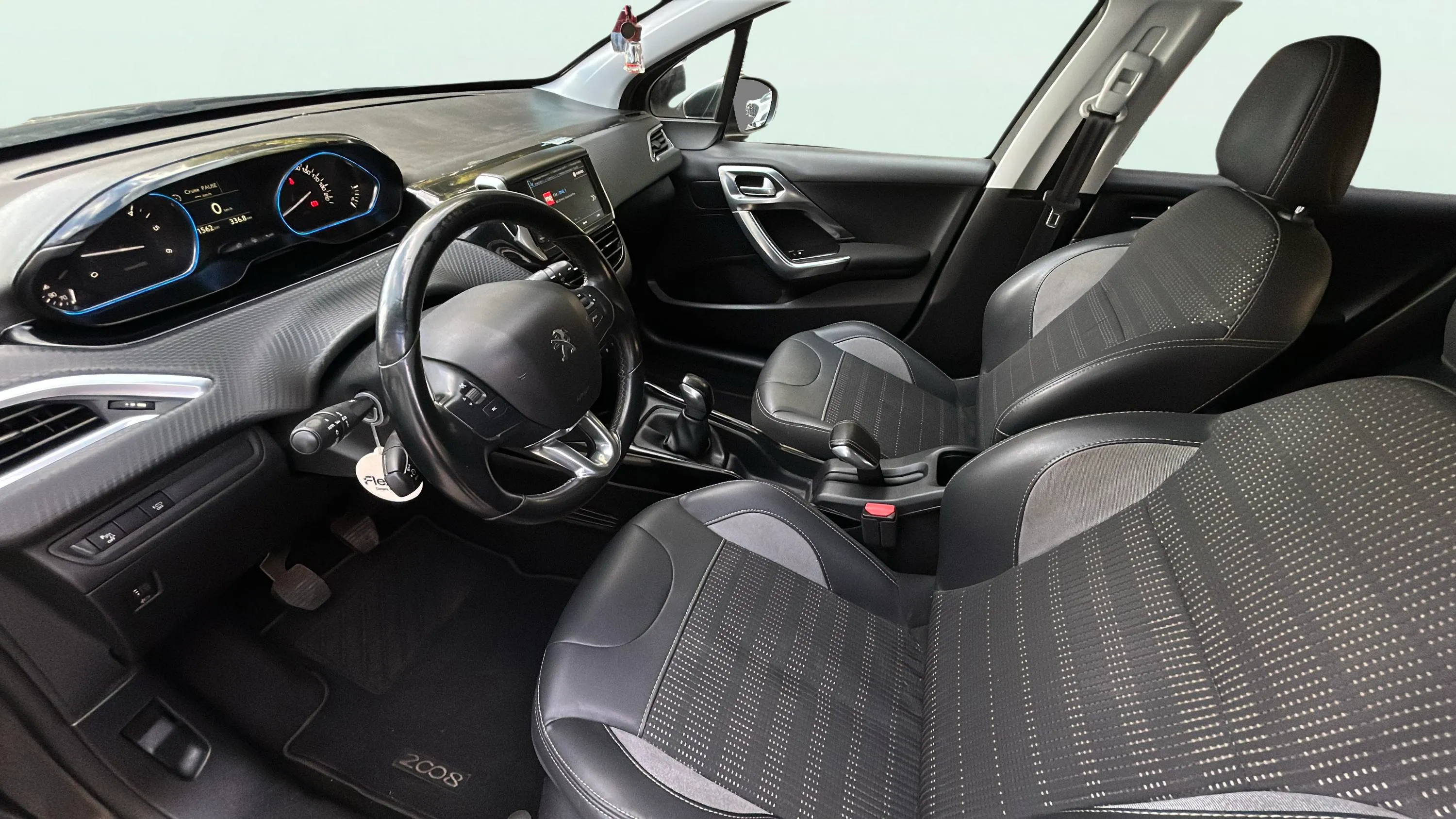 Peugeot 2008 Allure BlueHDi - foto 13