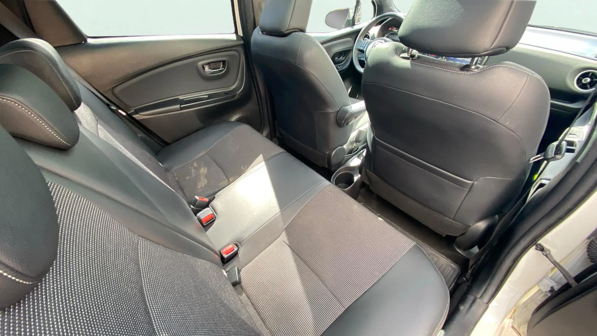 Toyota Yaris 1.5 100H Active Tech - foto 25