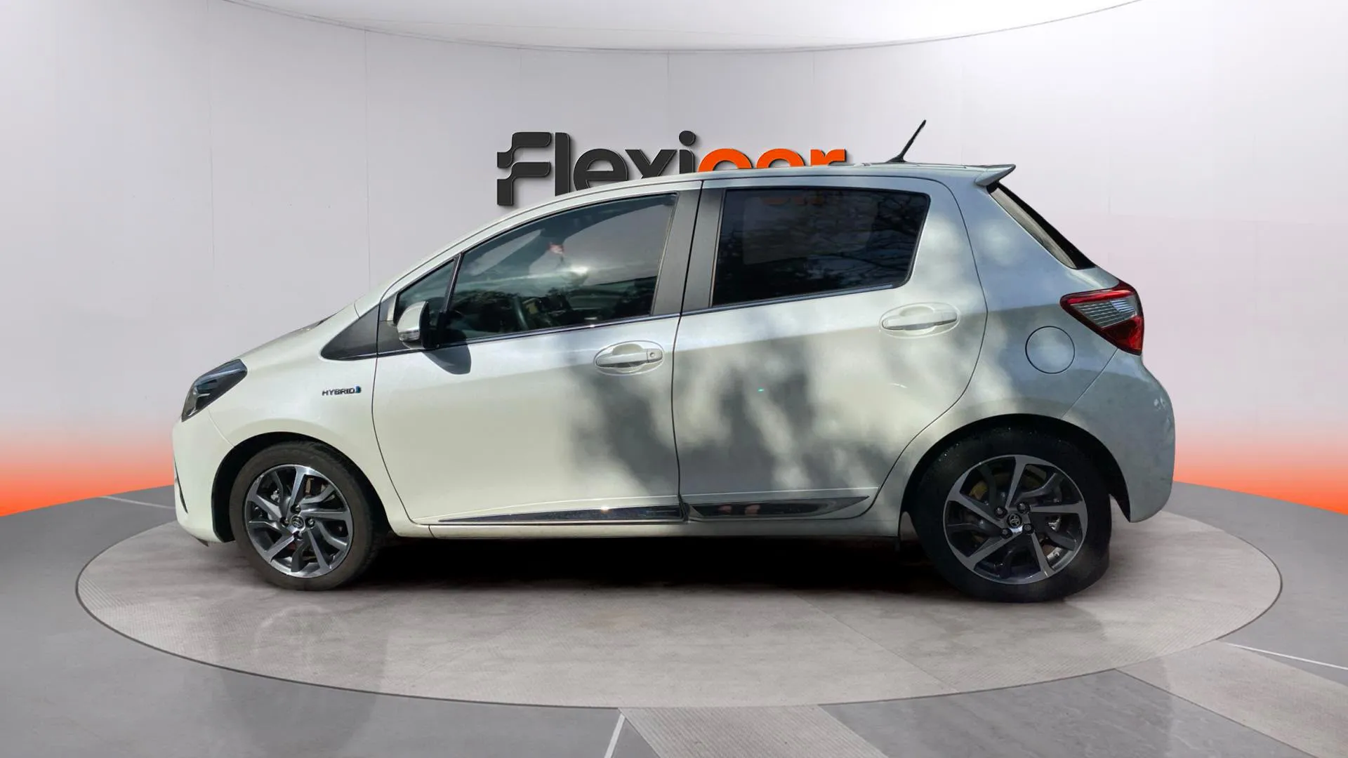 Toyota Yaris 1.5 100H Active Tech - foto 8