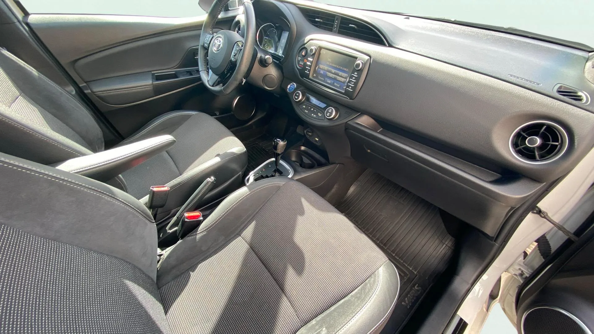 Toyota Yaris 1.5 100H Active Tech - foto 22
