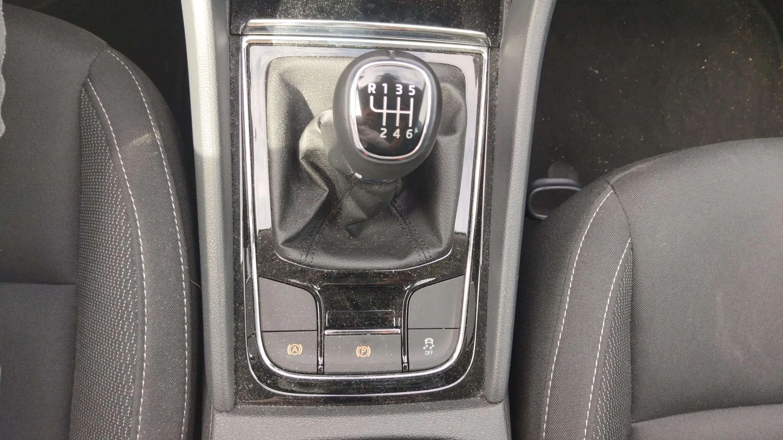 Škoda Karoq 1.0 TSI Selection - foto 14