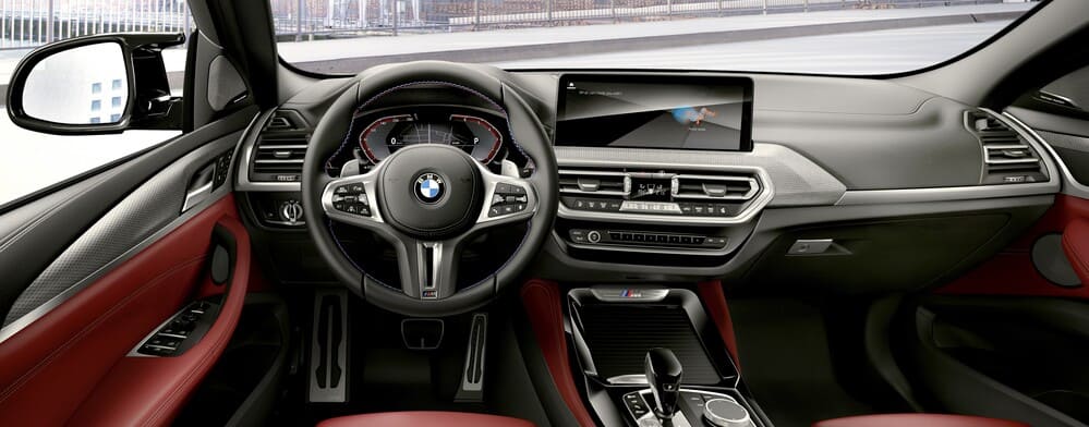 El interior de lujo del BMW X4 con asientos deportivos de cuero y materiales de alta calidad