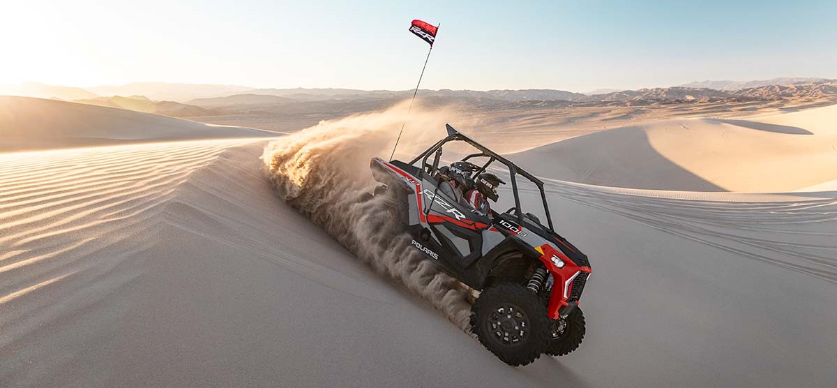 Un buggy en las dunas del desierto