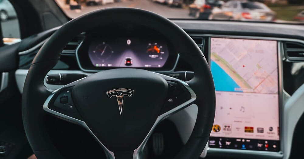 Coches autónomos Tesla desde una vista del volante