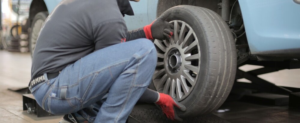 Elementos de seguridad, como los neumáticos que tienen que estar en perfecto estado para evitar accidentes.