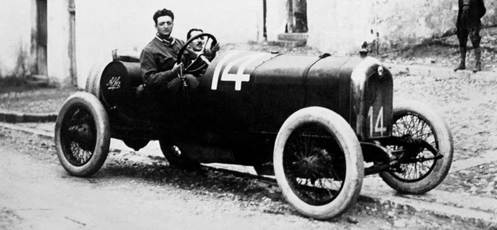 Enzo Ferrari montado en un Alfa Romeo cuando era piloto de la marca