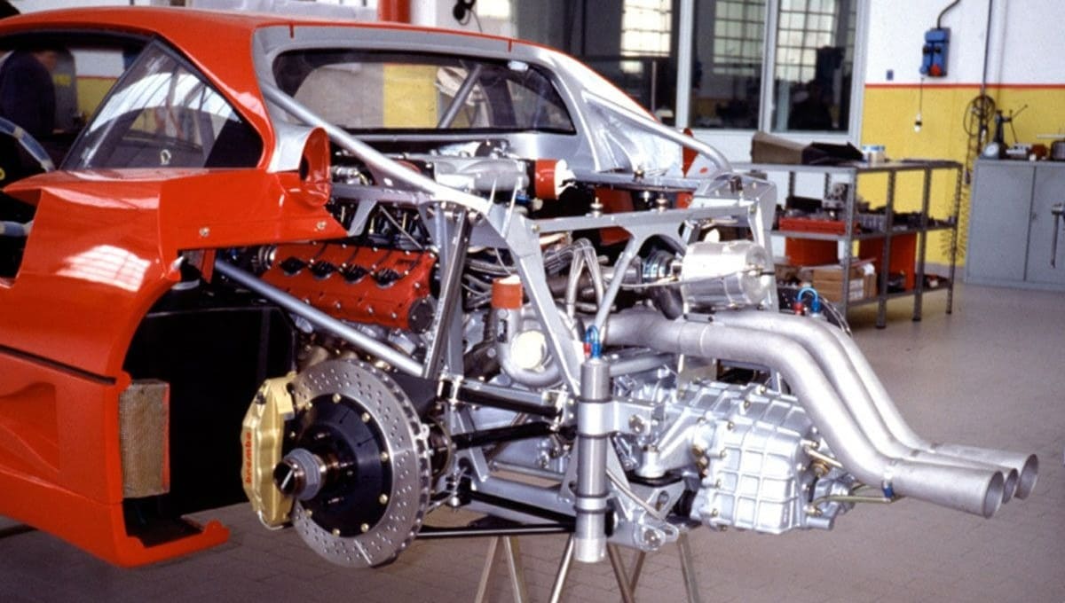 Motor V8 Biturbo del Ferrari F40 en su cadena de montaje