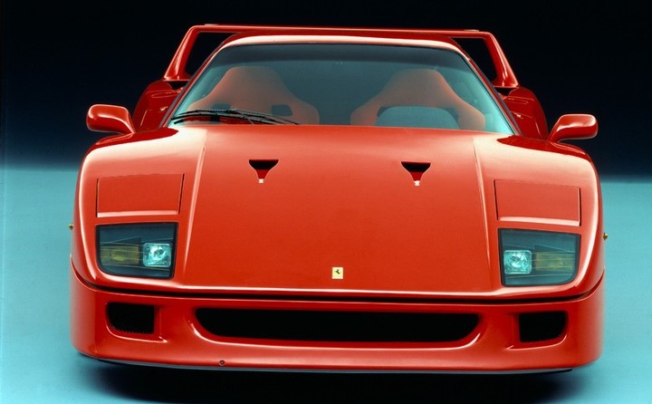 Ferrari F40 desde una vista frontal donde se ven sus faros escamoteables