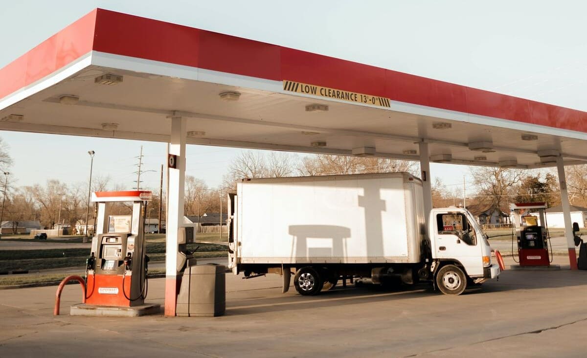 Gasolinera low cost, aquella que por sus condiciones poseen una gasolina más barata debido a la infraestructura más simple que tiene con respecto a las gasolineras tradicionales