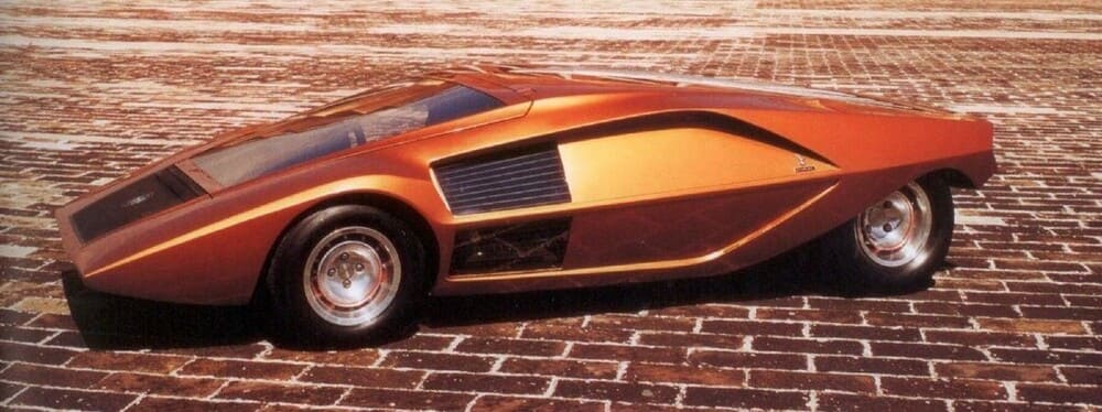 Prototipo del Lancia Stratos Zero, en color naranja y cuya forma de entrar al coche era a través del parabrisas delantero