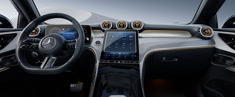 El interior tecnológico y de lujo del Mercedes GLC Coupe con asientos deportivos de cuero y materiales de alta calidad