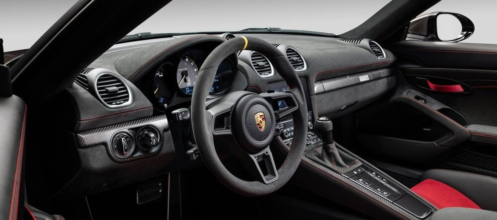 Interior del nuevo Porsche 718 Spyder RS con paquete weissach