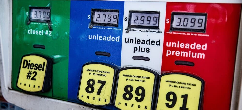 Surtidor que muestra el precio del combustible en una gasolinera americana