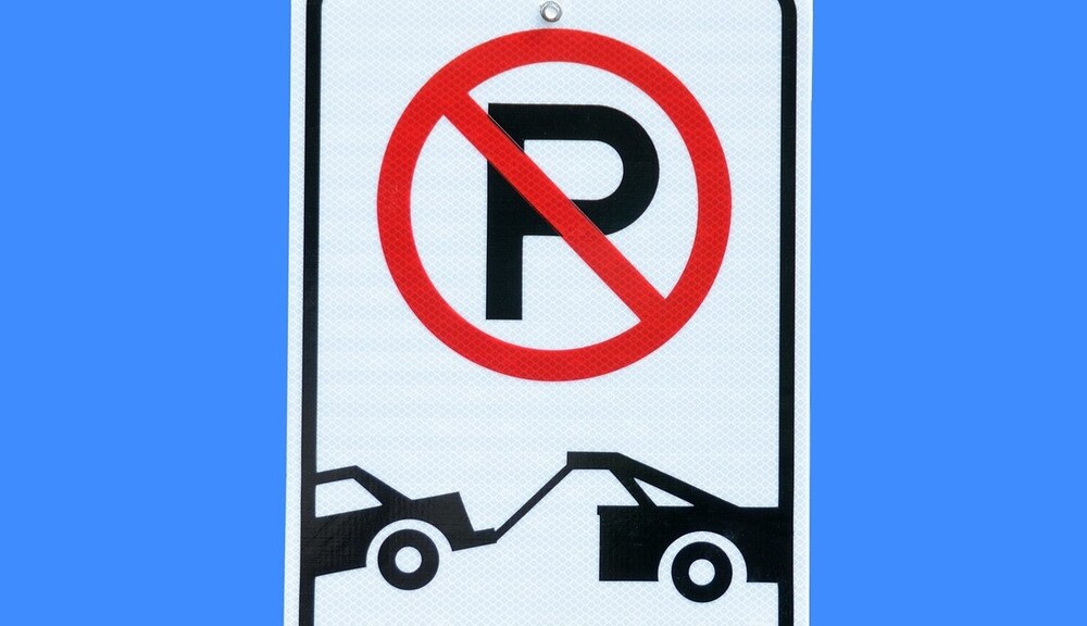 Señal de prohibido aparcar con aviso de grúa