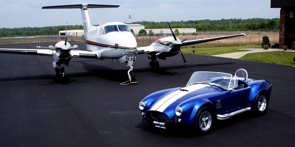 Shelby Cobra en un aeropuerto junto a un Jet Privado